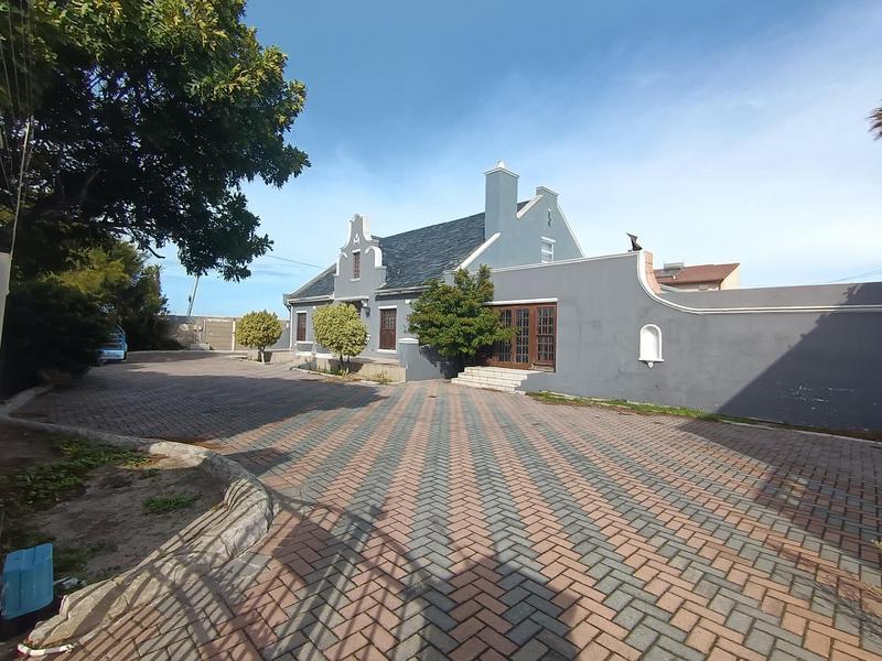 5 Bedroom Property for Sale in Grassy Park Western Cape